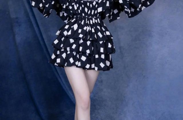 红毯比美！江疏影开窍玩性感杨幂身材极品，唐嫣穿渐变裙美成公主