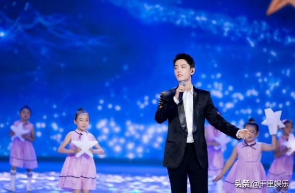 肖战登央视舞台演唱《夜空中最亮的星》，和小朋友互动暴露小毛病