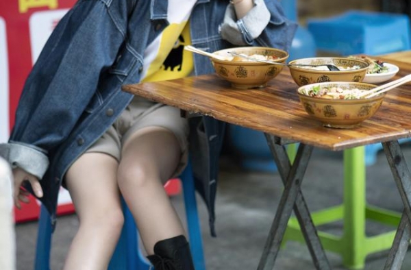 殷桃吃个早餐真洋气，牛仔外套配超长马丁靴凹造型，被奶油腿吸引