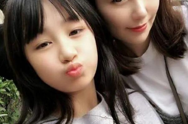 吴启华12岁女儿太成熟，妆容精致走性感风，读学费20万名校