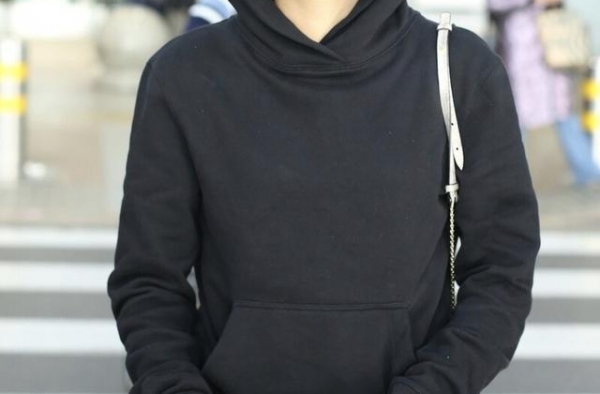 辛芷蕾穿连帽卫衣现身机场，手拿书本文艺气息十足