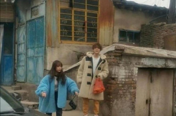 邓超鹿晗造型太接地气！提红色塑料袋穿厚大衣，网友：颜值扛住了