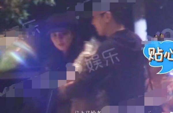 高圆圆探班赵又廷，男方主动拎包献殷勤，夫妻互动默契超有爱