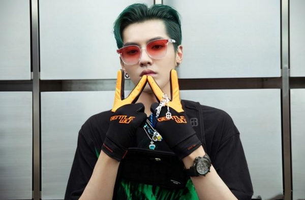 吴亦凡牙齿矫正后变龅？摘牙套后不戴保持器，牙齿可能被打回原形