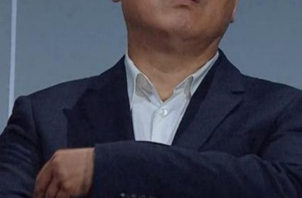最水S卡还敢演《甄嬛传》这下好了，演成光头强在台上被说哭了吧