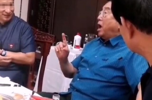 李双江现身聚会喝千元酒，唱歌上气不接下气，因儿子名气锐减？