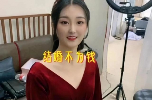 大衣哥高明，找个儿媳自己单干直播，村民：这是要断了我们财路啊