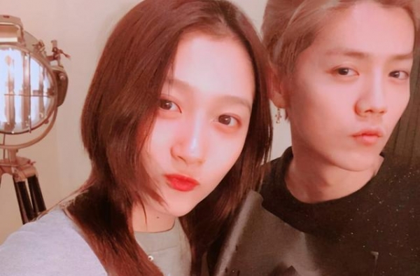 何炅与女子深夜聚餐惹争议，穿情侣装举止亲密，曾否认结婚传闻