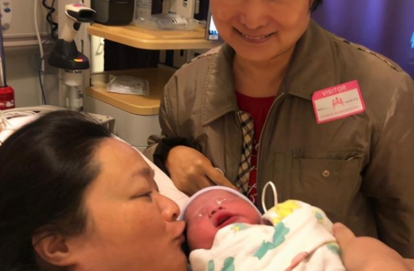 吴宇森升级当外公！大女通过试管喜得混血宝宝，有信心当未婚妈妈