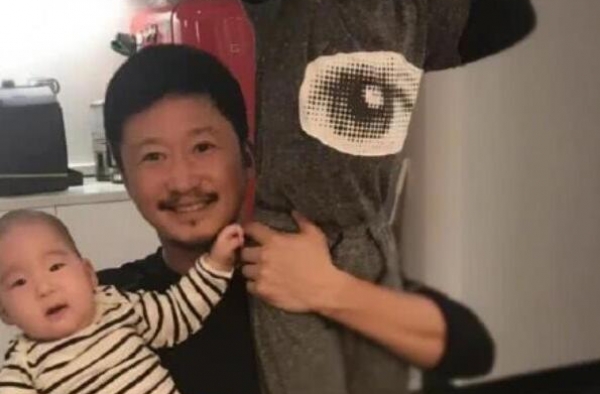 吴京夫妇餐厅为小儿子庆生，谢楠与吴所谓对嘴亲吻画面温馨