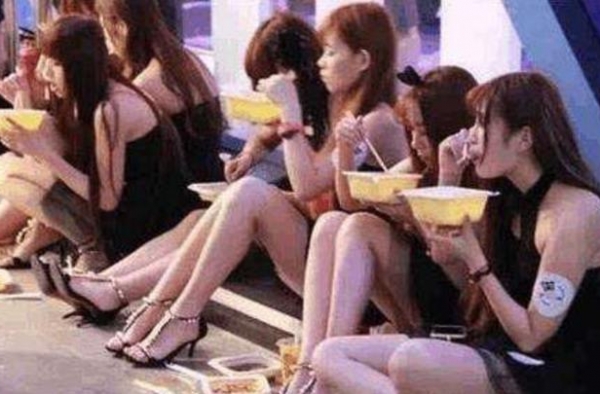 横店美女随处可见，一天70块蹲地吃盒饭，只希望能一夜爆红