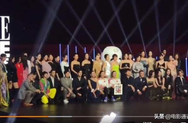 ELLE合照，乃万白鹿蹲在前排，周笔畅靠边站，C位明星成亮点