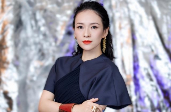 章子怡私下太接地气，当众大方挖鼻孔，亲和力十足一点没巨星架子