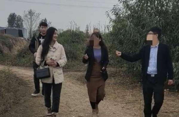 大衣哥儿媳现身果园，走路抱肚被疑怀孕？丈夫跟在身后表情不佳