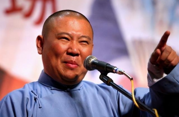 郭德纲《过得刚好》：“装三分痴呆防死，留七分正经谋生。”