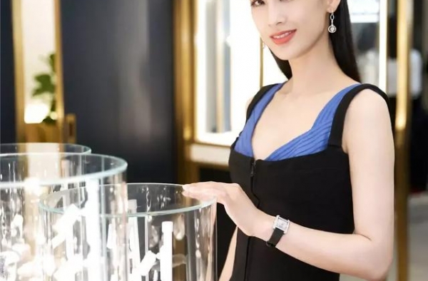 黄圣依精美壁纸：颜值超高，性感迷人！