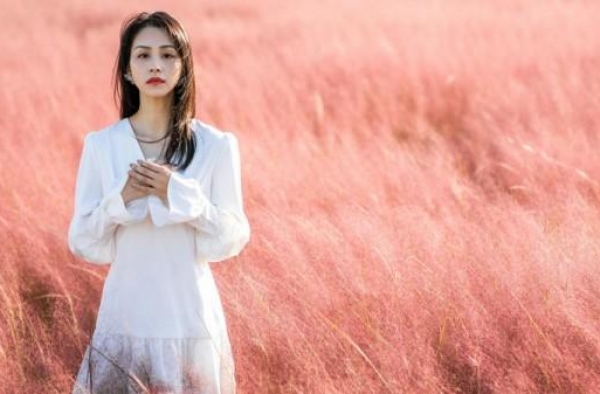 杨晞曝花海写真 高雅脱俗似花仙子
