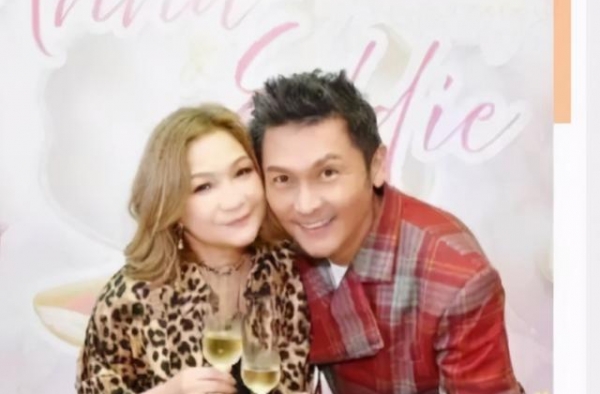 关礼杰携妻罕同框，妻子一头金发很时髦，两女儿神仙颜值很优秀