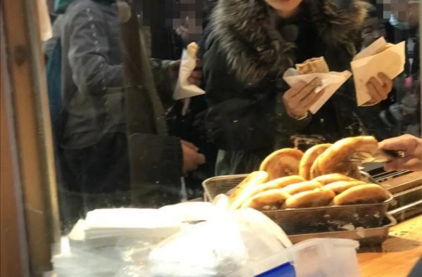 汪涵马伊琍同框，俩明星街头吃路边摊，仅差2岁女方状态却更好