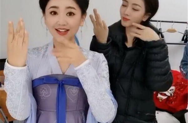 央视主持人李思思怕是不到80斤吧？穿上羽绒服后的身材绝了