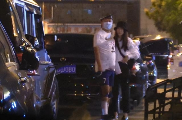 陈羽凡被疑情变，当街狂甩女友手两次，表情不耐女方贴上来也不理