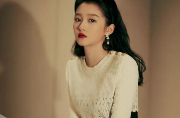 女明星太高也是错，关晓彤合影曲腿弓背，还被迫成为真人量尺