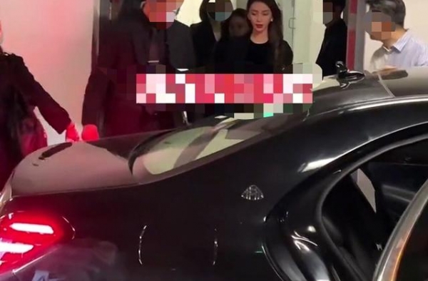 网友晒Angelababy视频，气场强大，被指坐的车是假车？