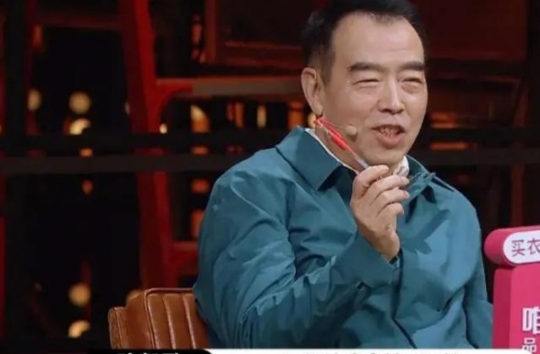 陈凯歌说:感谢诚儒老师如此笔挺地坐在一个并不舒服的沙发上。