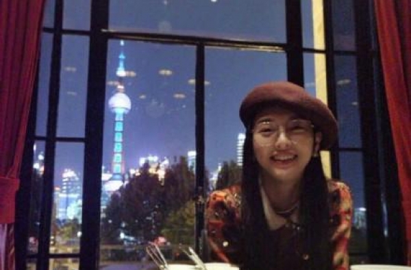 唐嫣和罗晋庆结婚两周年，对镜甜笑一脸幸福，桌上铺玫瑰花好浪漫