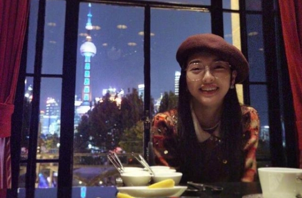 唐嫣晒近照庆与罗晋结婚两周年，戴贝雷帽对镜甜笑，恩爱惹人慕
