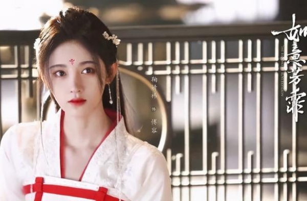 鞠婧祎的鼻梁透光很明显，夜晚都发亮，新剧未播先被嘲