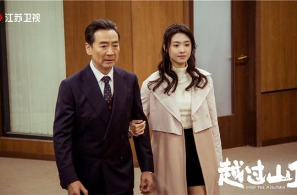 《越过山丘》：平凡的她们，凭借什么让你移不开眼？