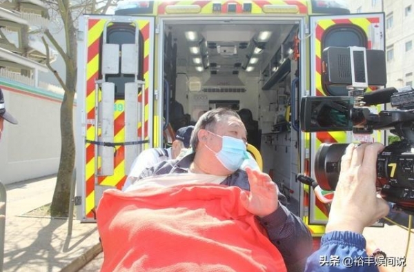 突发！73岁秦煌不慎跌倒，被紧急送往医院，曾因喝醉酒跌入海中