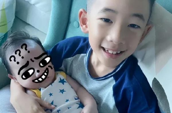 jasper唱歌哄弟弟，抱娃姿势娴熟，手足情深决定权在父母