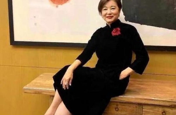 66岁林青霞近照，清爽干练神采奕奕，不过细节还是暴露了年龄