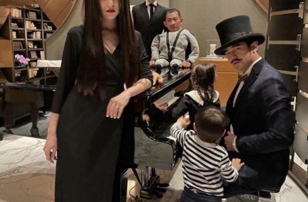 周杰伦女儿正面照罕曝光，装酷似冷艳美女，鼻子嘴巴超像妈妈昆凌