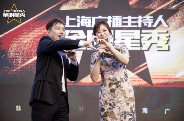 上海广播主持人全明星秀精彩收官：张明献唱，罗毅开讲