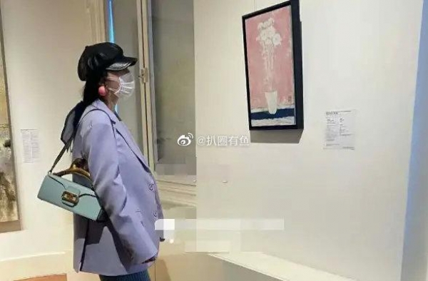 范冰冰逛拍卖行被偶遇，造型又被嘲显矮像路人，不是第一次了 ?
