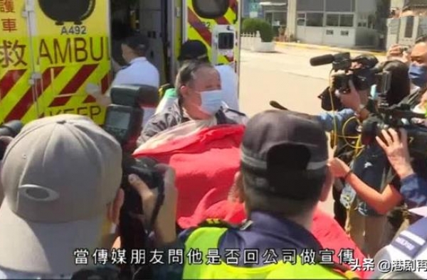 老顽童秦煌回公司为《踩过界2》做宣传在门口跌倒