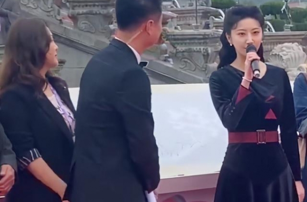 文荣奖红毯：68岁唐国强壮如少年，景甜发型翻车，许凯被叫错名