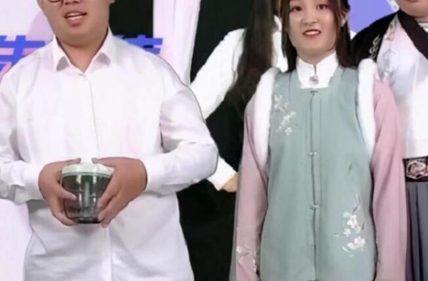 大衣哥儿子儿媳直播翻车，亚男懒理争议，和婆婆喂鸡不忘秀钻戒
