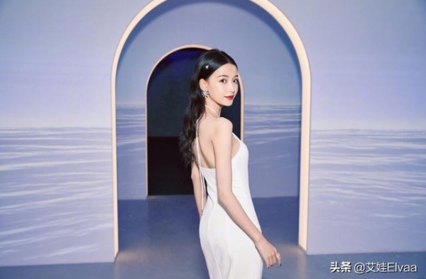 孙怡旅行不忘“炫富”，1万3大衣配8200围巾，哪像26岁妈