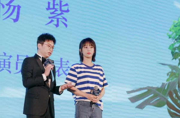杨紫新剧搭档倪萍演母女！开机生图曝光真实颜值，惊艳似邻家少女