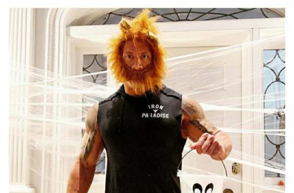 巨石强森cos狮子王，头套与肌肉线条反差萌，网友：儿童头套吗