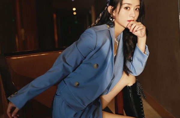 赵丽颖近照又美出新高！蓝色套装配长筒靴美腿吸睛，眼神气场足