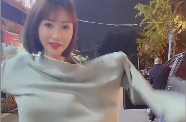 柳岩当街换衣不觉尴尬，40岁仍似少女，短头发的她宛若新生