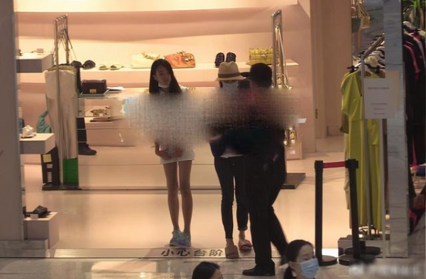 佟大为晒与12岁女儿合照，展现女儿长腿气质，并夸自己基因强大