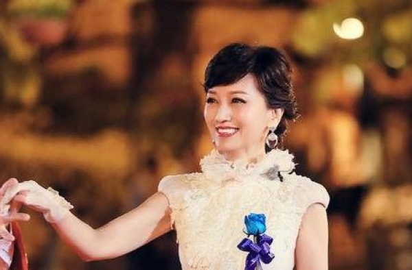为了整成赵雅芝，六十三岁大妈前后动了十几次手术，毅力太强了