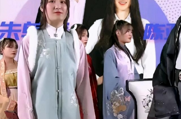 大衣哥儿媳直播翻车，陈亚楠梦想难实现，与朱小伟的婚姻被不看好