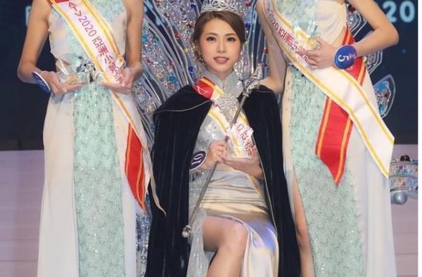 刘永、梁小龙近态曝光，罕见出席活动却遭无视，表情不佳愤然离场